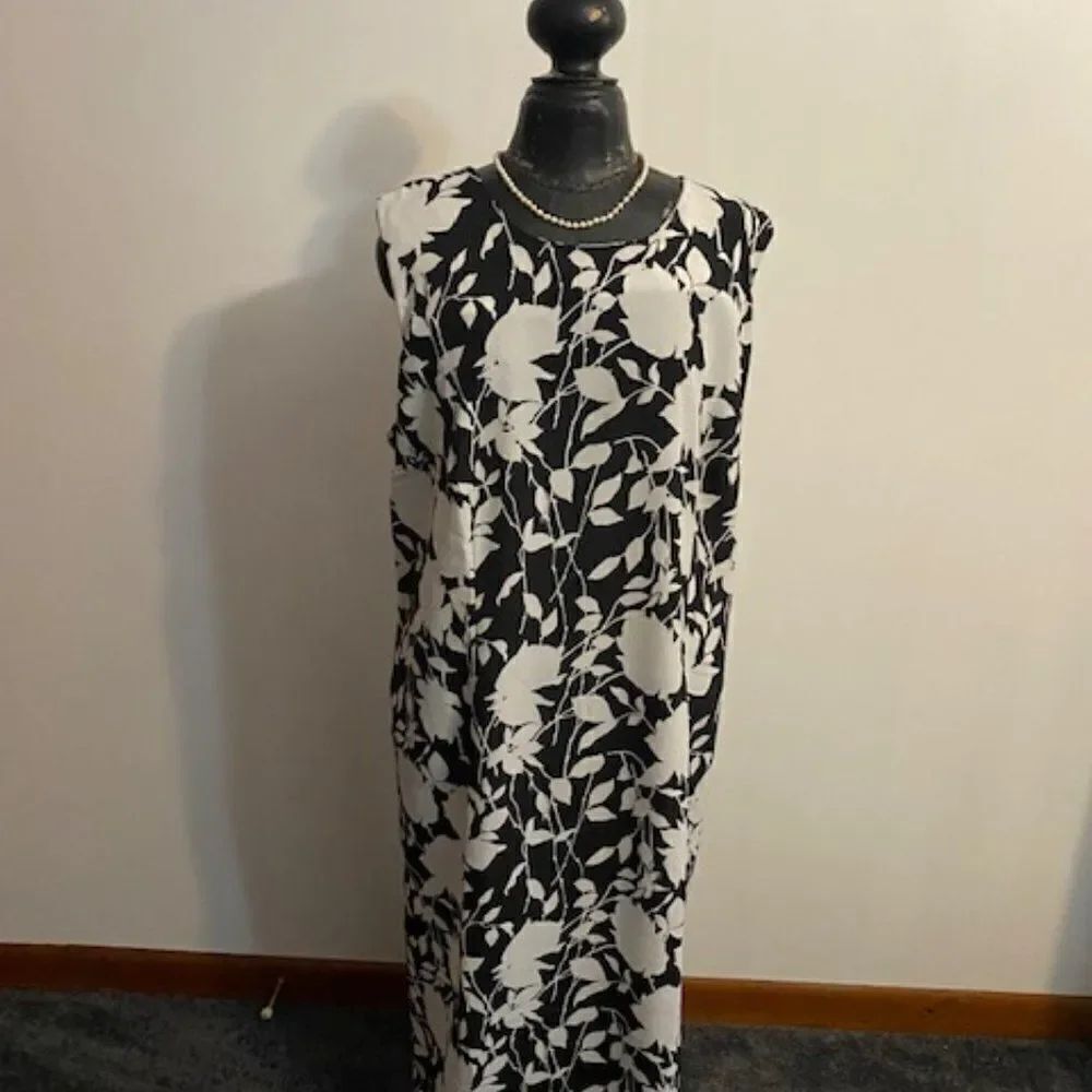 VanyâWoman BlackâWhiteâdress,â24WP
